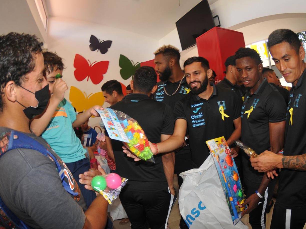 Los seleccionados de Honduras llevaron y repartieron varios obsequios. 