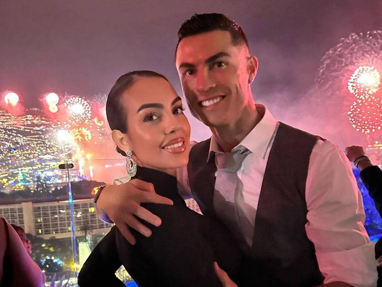 Cristiano Ronaldo: El astro portugués le dio la bienvenida al 2024 junto a sus familiares. En la imagen junto a su pareja Georgina Rodríguez.