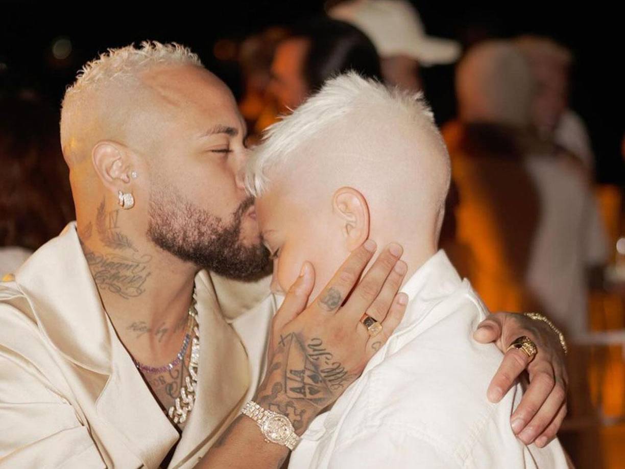 Neymar recibió el 2024 junto a su adorado hijo.