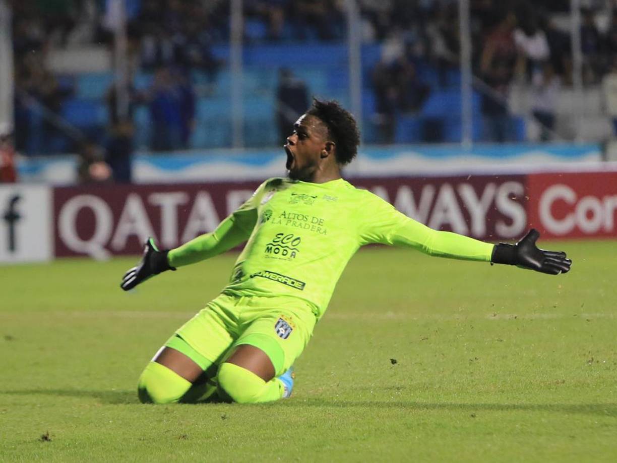  Eddie Roberts, portero del CAI, le celebró a la barra del Motagua el gol del equipo panameño.