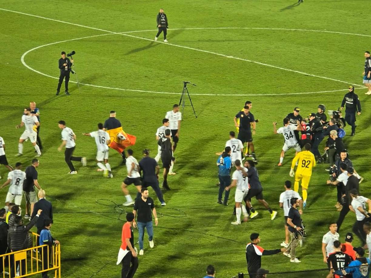 Las celebraciones del campeón Herediano se convirtieron un caos total en la cancha del estadio Alejandro Morera Soto.