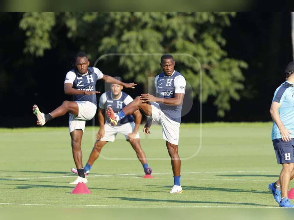 Pese a que no podrá ser parte del juego por su expulsión ante México, Maynor Figueroa sigue con el grupo.