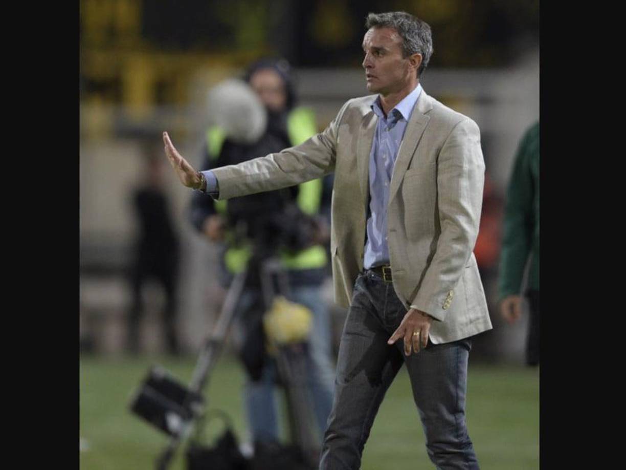 El hoy DT del Olimpia sufrió hace unos años atrás ataques de pánico: “En ese entonces también sufría de lo que hoy se conoce como ataques de pánico, que en esos años creo que ni siquiera se sabía lo que era. En mi caso no podía dormir si las puertas no estaban cerradas con llaves y no soportaba estar a oscuras. De hecho, dormía con la puerta de mi habitación cerrada con llave y con la luz prendida. Me costó estar solo. Cuando tenes ataques de pánico te obsesionas con que te observan, con que alguien está escondido detrás de la pared o te va a salir de abajo de la cama, todo ese tipo de temores”, indicó en aquel entonces.