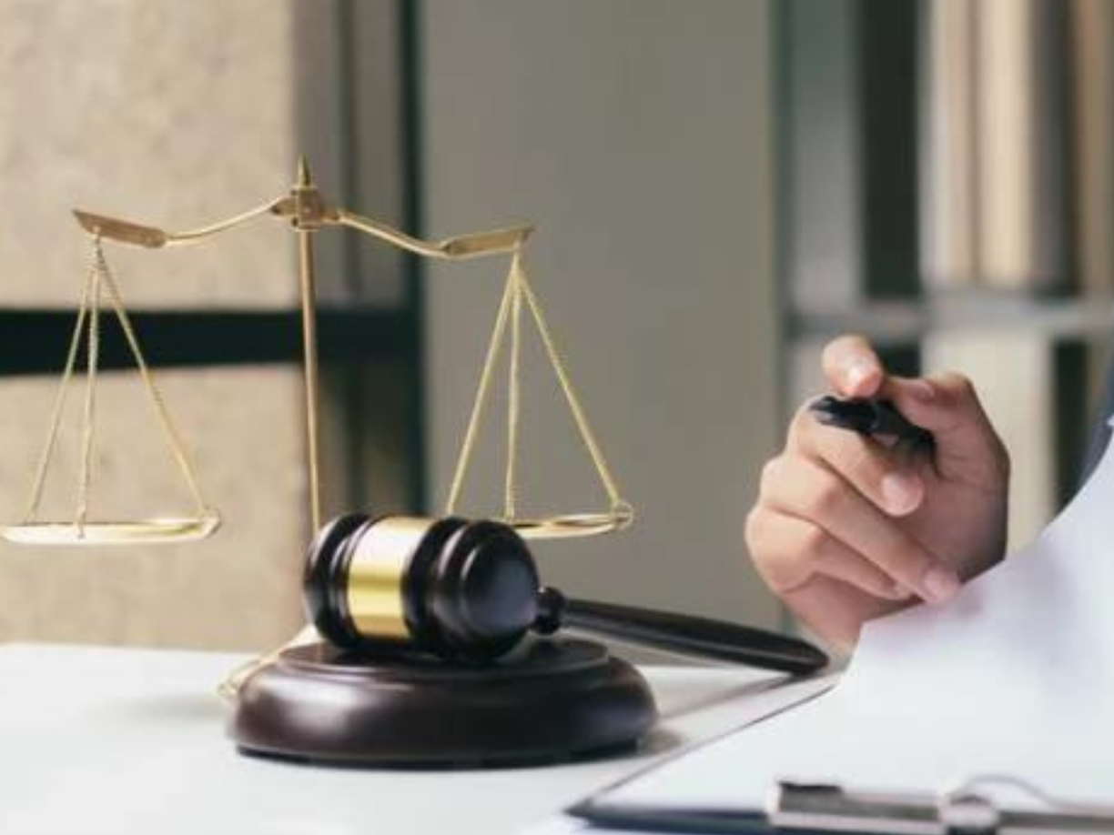 Para poder suspender la Patria Potestad de un Padre ocupará los servicios de un Abogado.