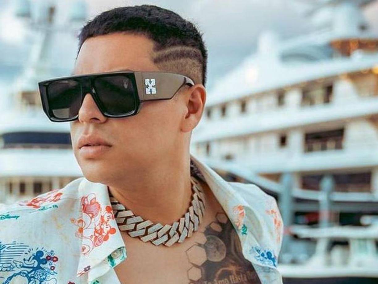 Cabe señalar que el intérprete ha compartido con sus seguidores sus lujosos accesorios, ostentosas cadenas y relojes personalizados con incrustaciones de diamantes.