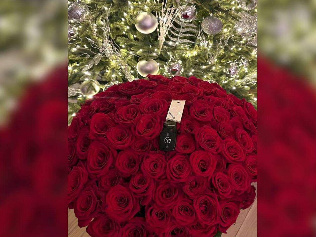 En el primer video la presunta amante presumió algunos regalos que Nodal supuestamente le envió como disculpa por no poder estar con ella. Entre los obsequios hay flores, peluches, un iPhone y hasta un fajo de billetes.