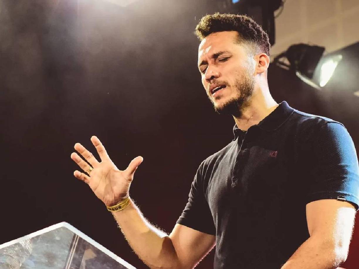 “El día del viaje a la final, no pude sacar la pesadilla de mi mente. El sueño fue tan vívido. Estaba martillando en mi mente. Entonces le envié un mensaje a mi esposa desde el avión. Le dije que orara a Dios para que me protegiera de ese sueño. No quería creer que realmente iba a suceder. Pero le pedí que orara por mí”, confesó.