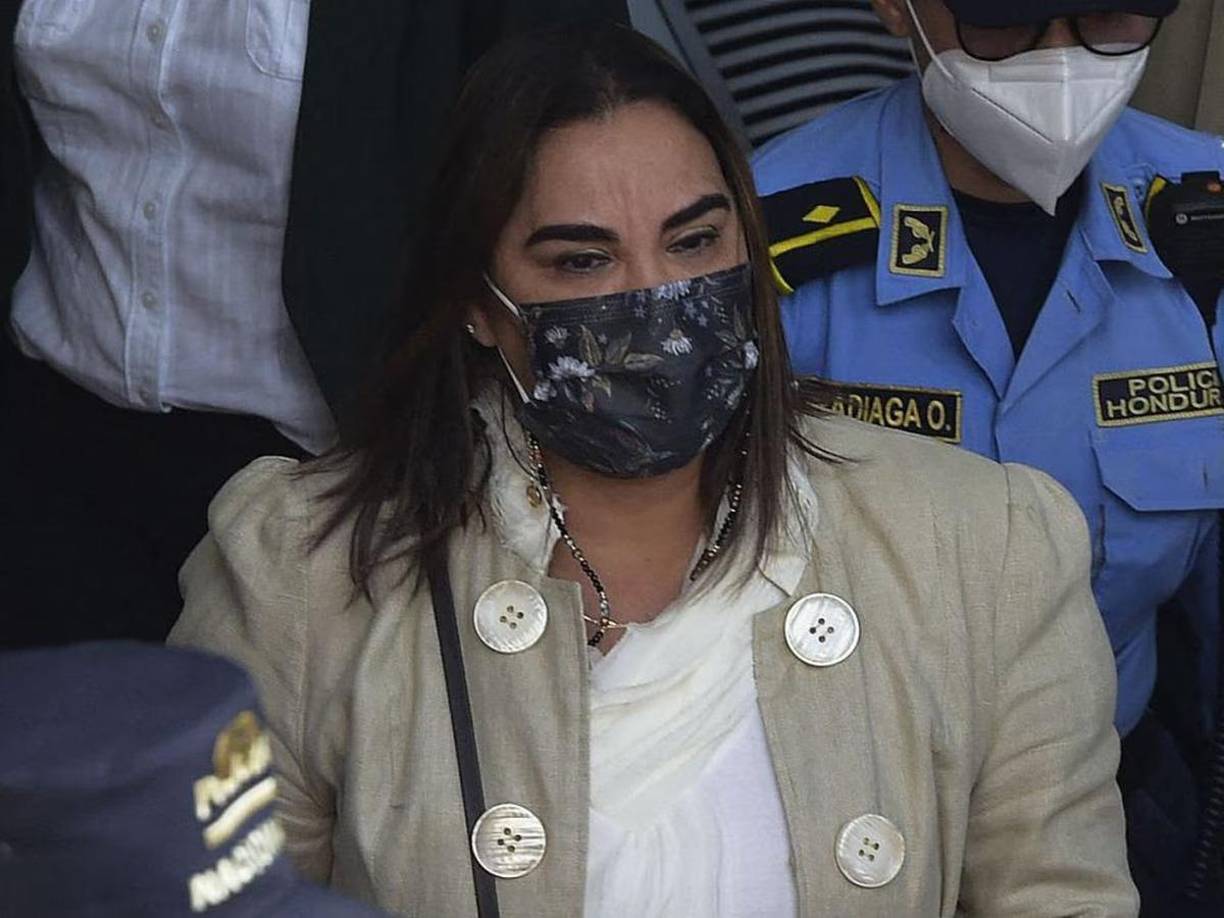 Ayer miércoles, la Sala de lo Penal de la Corte Suprema de Justicia (CSJ) decidió -por unanimidad de votos- que la exprimera dama hondureña, Rosa Elena Bonilla de Lobo deberá cumplir su condena -de 14 años de más un mes- bajo la medida de arresto domiciliario y no en prisión.