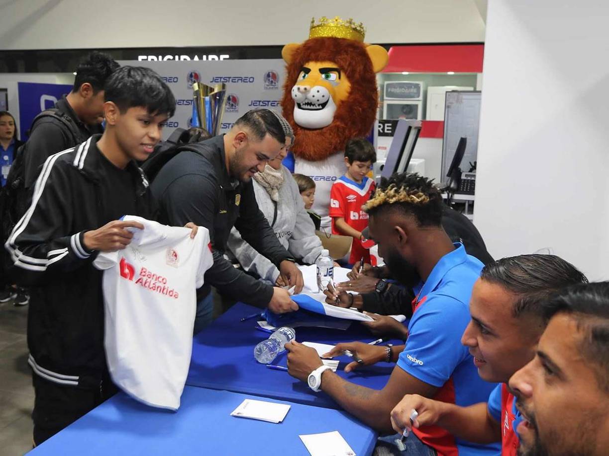 Hasta la mascota del Olimpia estuvo presente en el acto de la firma de autógrafos.