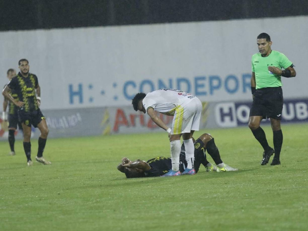 Bryan Acosta cayó al suelo, víctima de un golpe y encendió las alarmas en Real España.