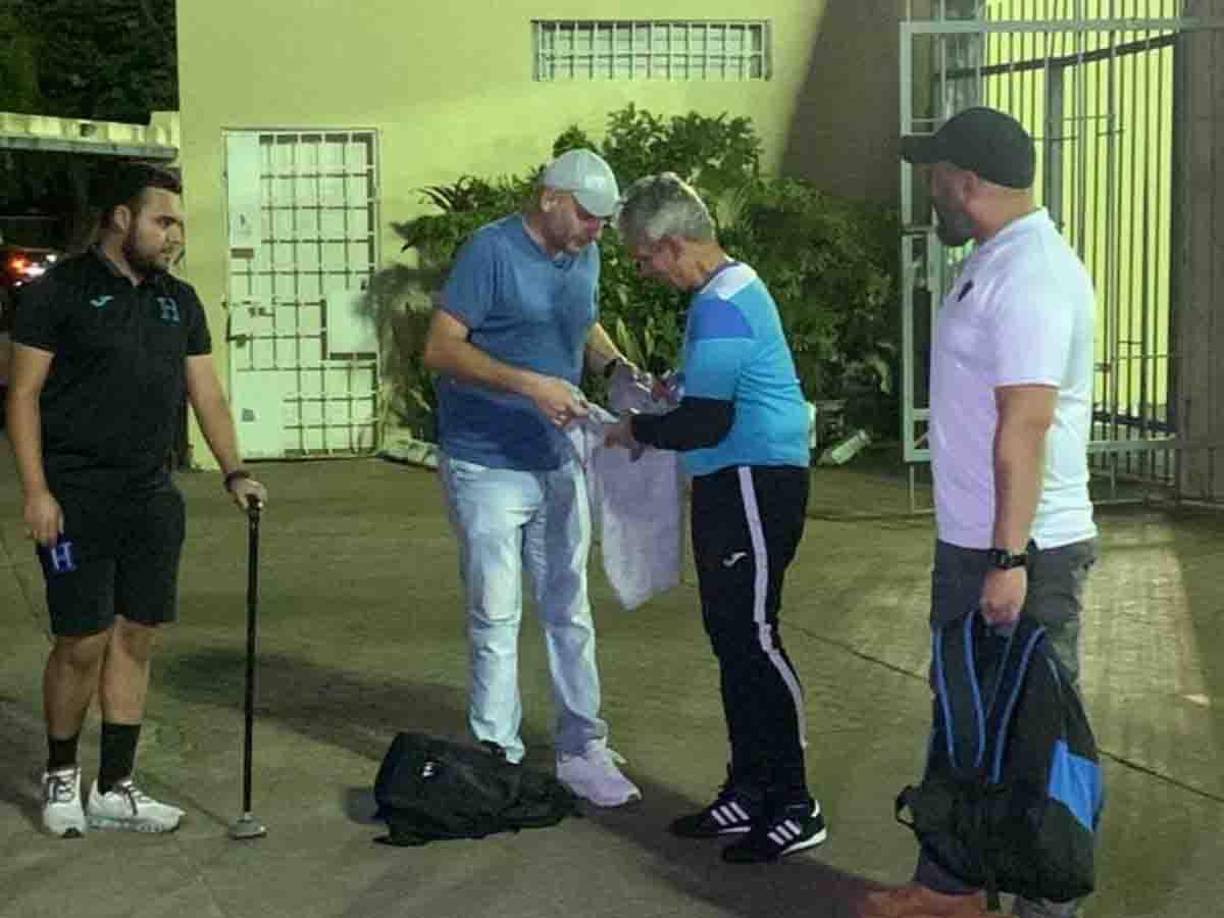 En las afueras del estadio, un grupo de aficionados esperaba a la H y Reinaldo Rueda le regaló un autógrafo a uno de ellos. 