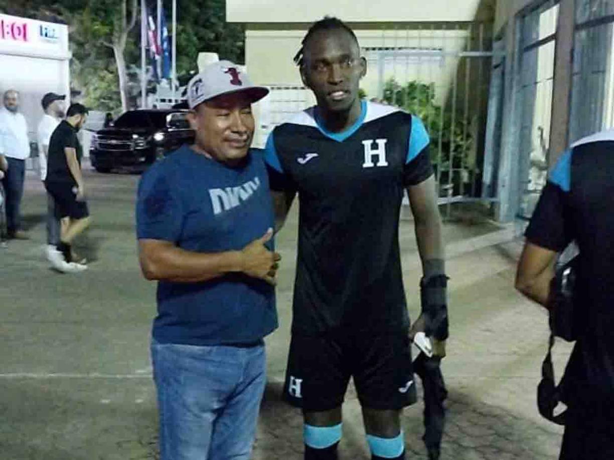 Un aficionado le pidió una foto a Alberth Elis en las afueras del estadio y el atacante accedió de forma amena.