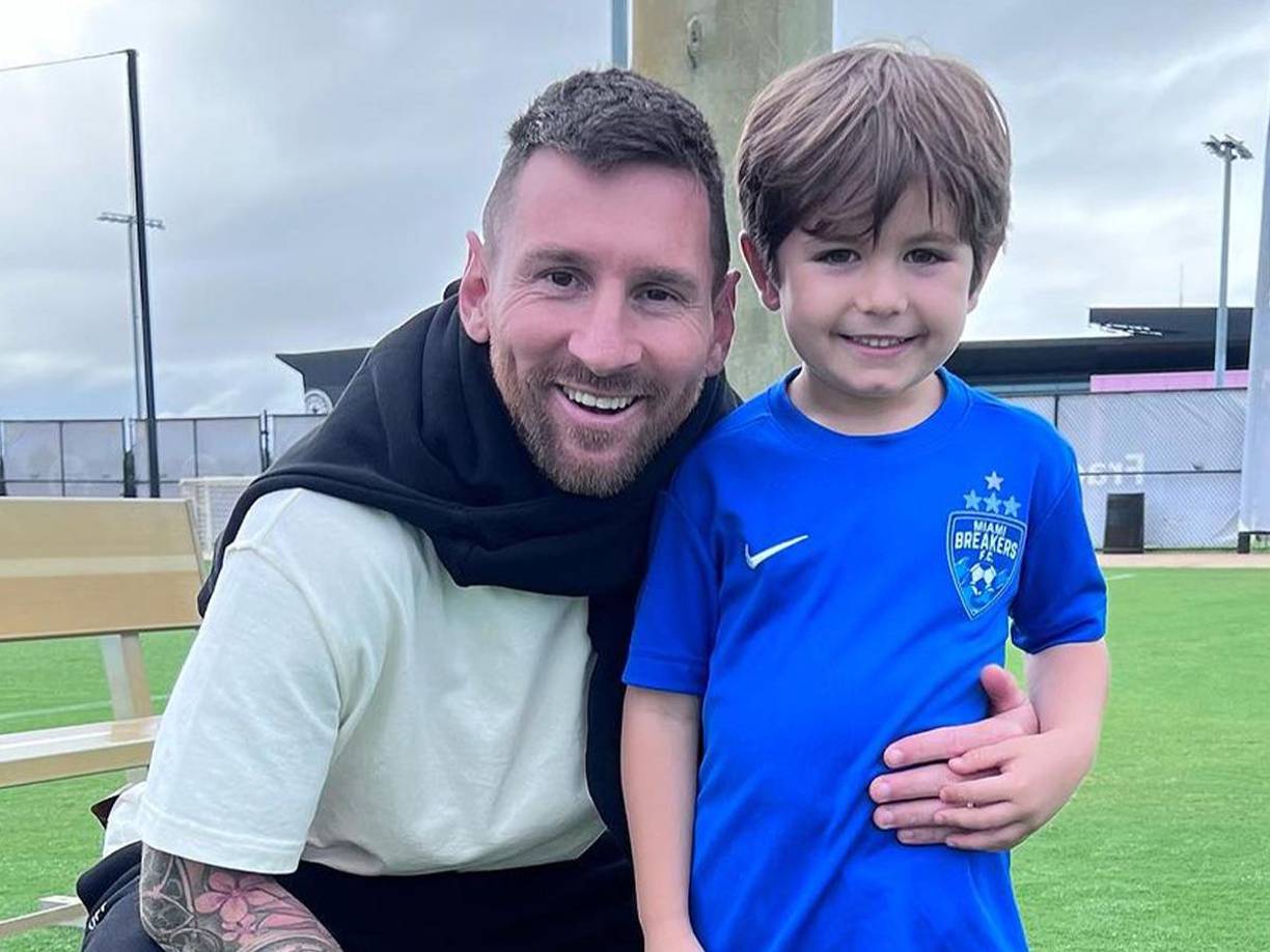 Lionel Messi se mostró muy amable y posó con los niños que están en la escuela de fútbol. 