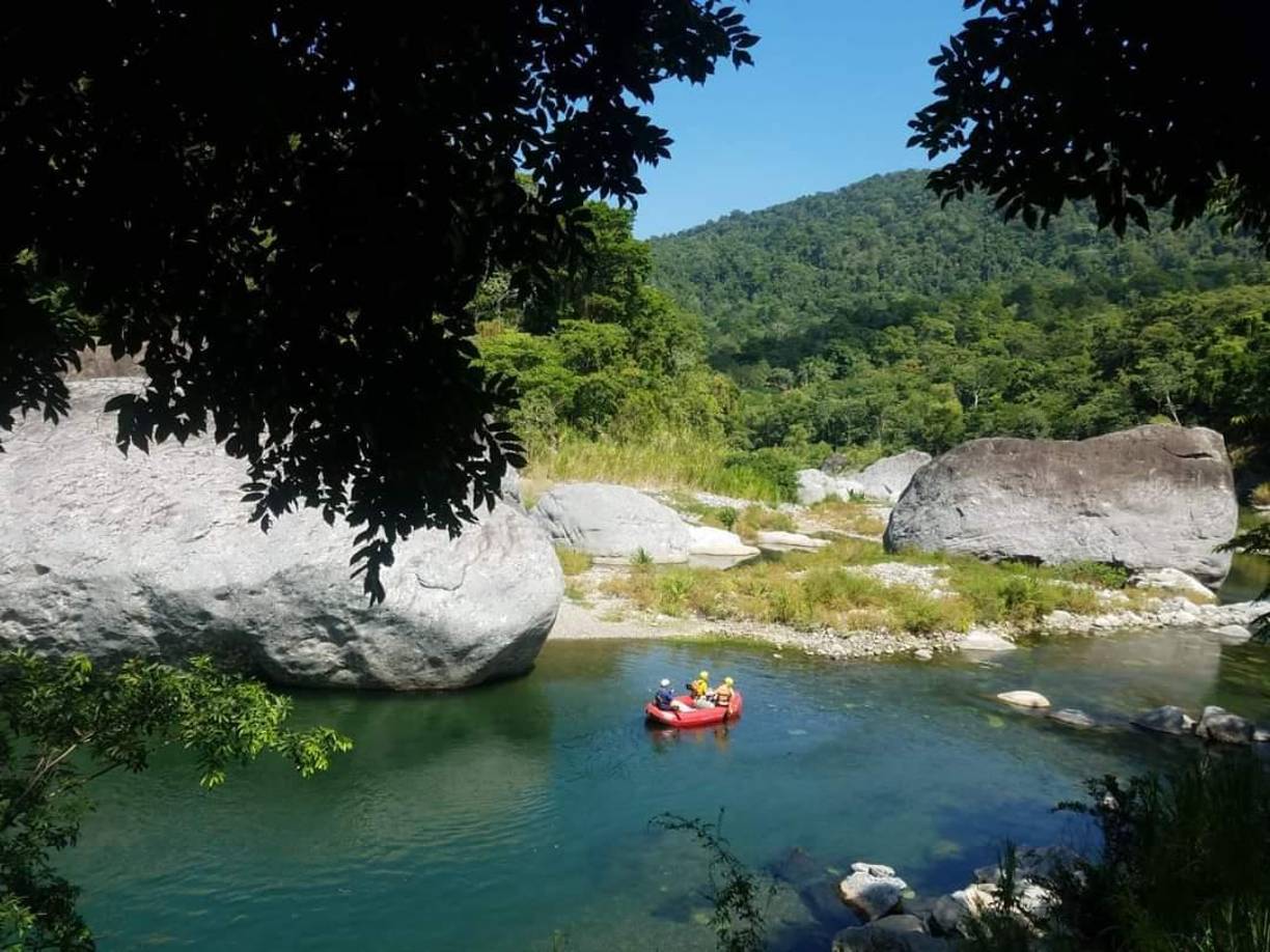 La práctica del rafting en la Cuenca del Cangrejal, es uno de los deportes extremos imperdibles para el turista en La Ceiba. 