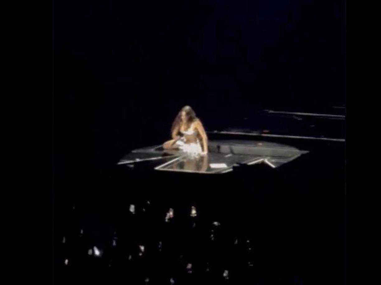 Mientras Rodrigo animaba a la multitud con entusiasmo, de repente desapareció de la vista al caer por una sección abierta del escenario.