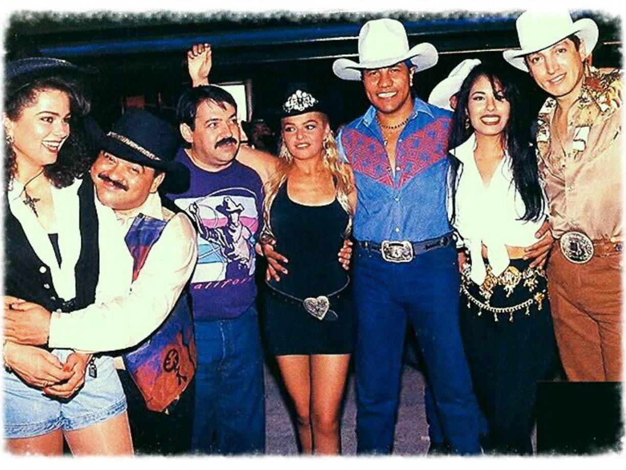 Fue la primera telenovela donde hubo artistas gruperos dentro del elenco, destacando la presencia del grupo Bronco y la cantante Selena.