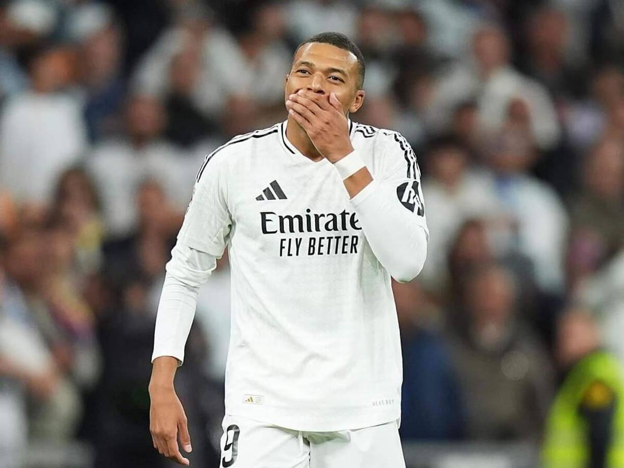 “Un jugador así no puede jugar en un club de la talla del Real Madrid”, afirmó uno de los usuarios, mientras que otro expresó: “Este tío sobra en el Real Madrid. No te aporta absolutamente nada, ojalá le vendan en enero”. 