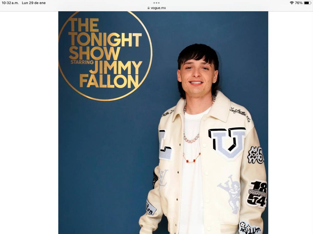 De nombre real Hassan Emilio Kabande (Zapopan, 1999), este joven compositor e intérprete del estado de Jalisco se ha convertido en uno de los principales embajadores del impulso que la música tradicional mexicana ha experimentado a nivel mundial en su fusión con otras músicas como el rap.