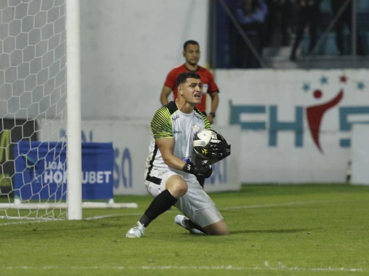 Harold Fonseca le detuvo el penal a su colega César Samudio y así lo festejó.