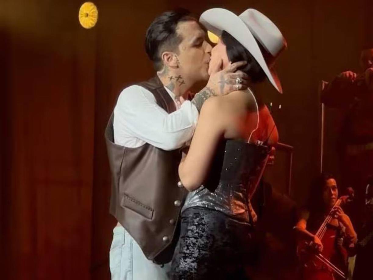 La relación de Ángela Aguilar y Christian Nodal sigue dejando mucho de qué hablar. Después de las polémicas, la supuesta boda, el embarazo y el presentar el tatuaje de la cantante, los rumores sigue rondando a la pareja del regional mexicano. En esta ocasión se filtró que la hija de Pepe Aguilar habría comenzado con el izquierdo con la familia de Nodal. Los habría dejado plantados en un evento importante para su suegra y cuñada.