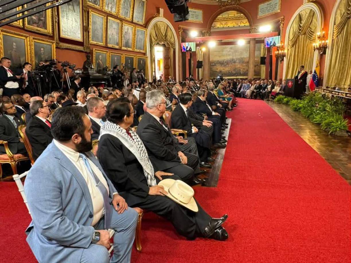 “Estamos saliendo en este momento de Tegucigalpa en un vuelo especial hacia la República Bolivariana de Venezuela para participar en la toma de posesión del Presidente Nicolás Maduro”, escribió Zelaya a las 2:26 de la madrugada.