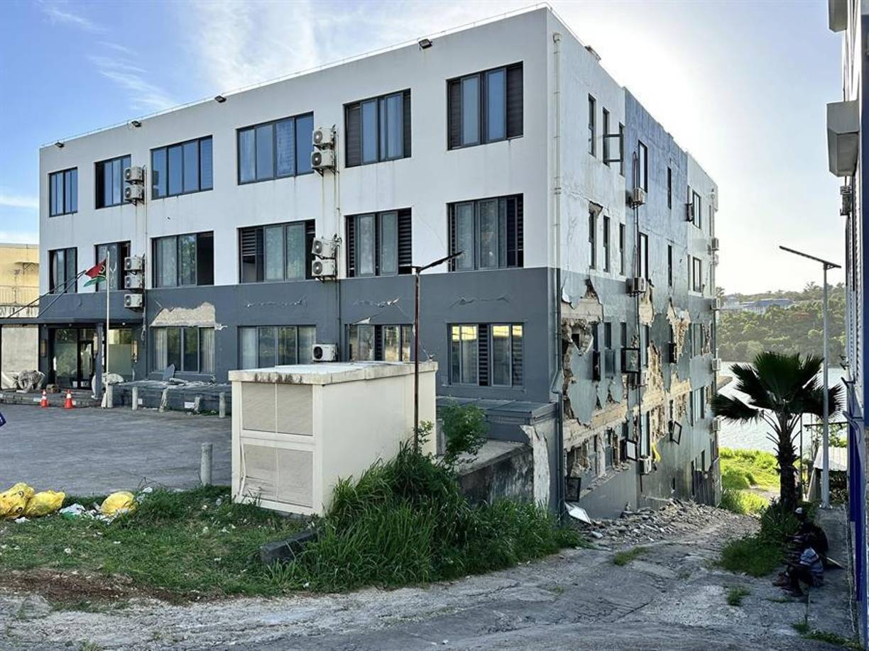 Al menos diez edificios de la ciudad, de menos de 50.000 habitantes, sufrieron “daños estructurales”, entre ellos los de la Embajada de EE.UU., Reino Unido y Nueva Zelanda, añade el comunicado, en línea con lo que ya indicaron la víspera las propias legaciones.