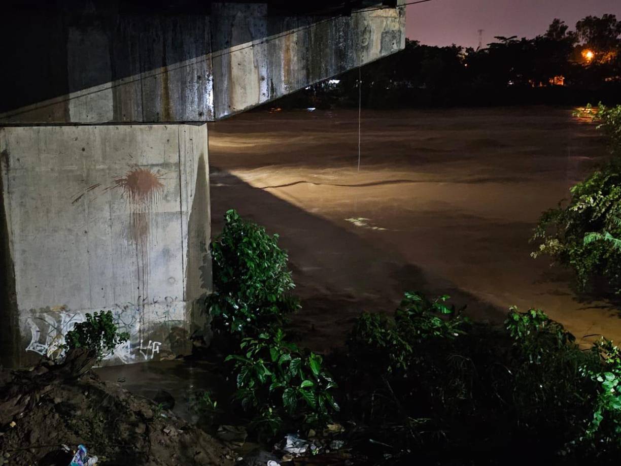 Las autoridades evalúan cerrar el puente Saopín sobre el río Cangrejal por la crecida y así evitar tragedias.