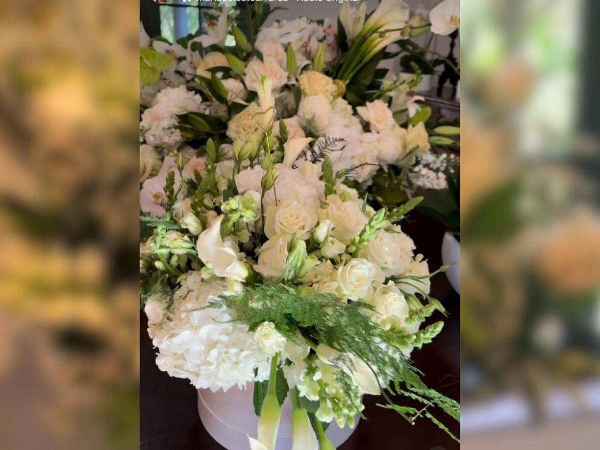 En su mayoría, orquídeas y rosas blancas que inundan su hogar y que ha querido enseñar con profundo agradecimiento,