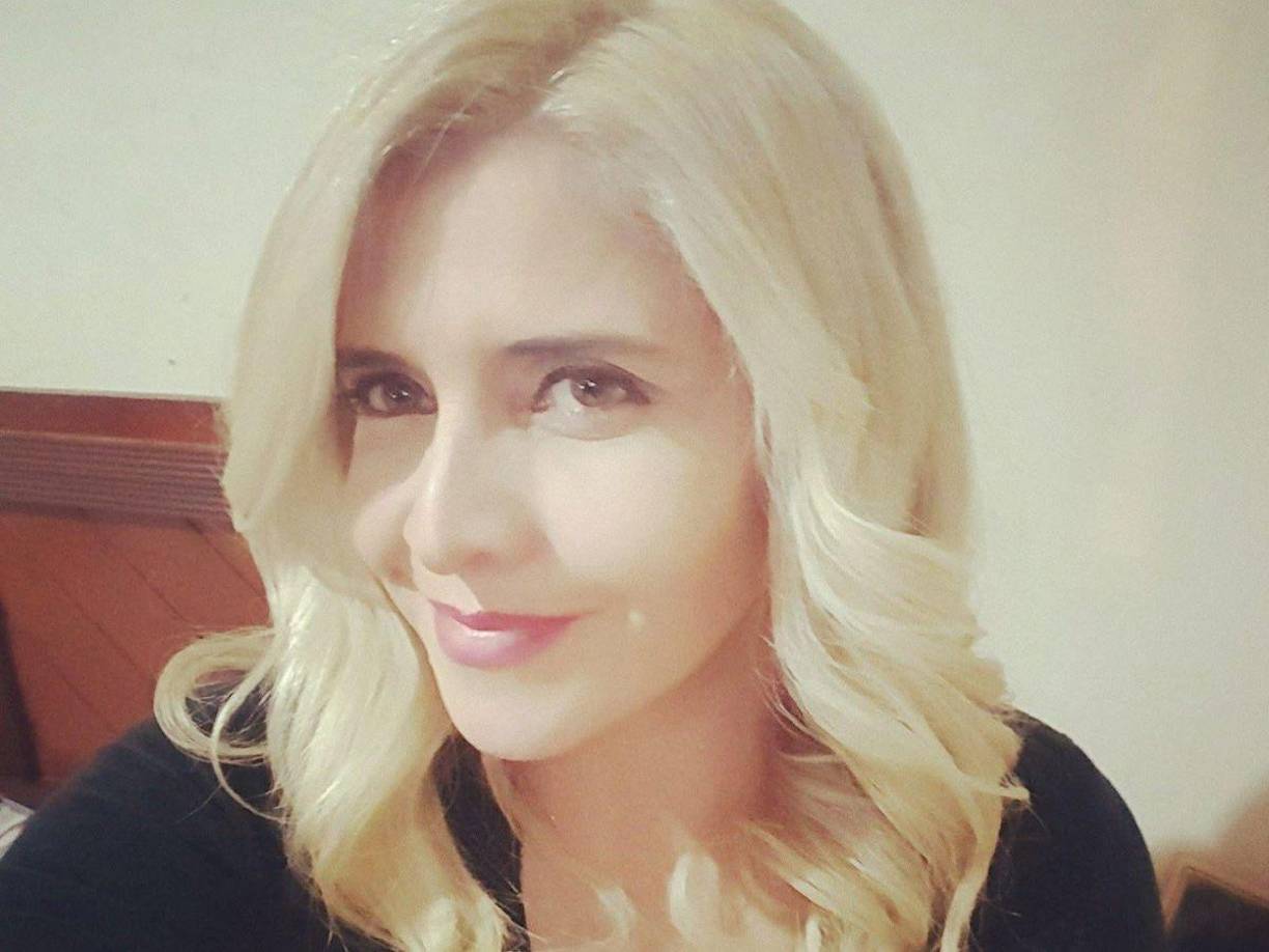 Según Gaby Bonilla no cree que el pleito entre Elsa Oseguera y Davis Flow sea real; sin embargo, aseguró que están a mano porque él le dio la residencia a cambio de fama. 