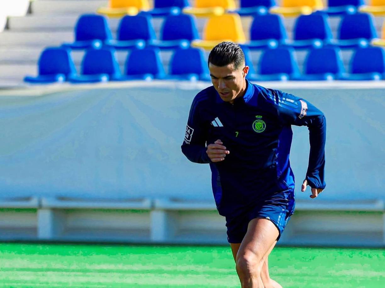 CR7 ha renovado por una temporada a cambio de 183 millones de euros, es decir, 15.25 millones al mes, 3.8 a la semana y 550.000 al día, lo que le sigue colocando lo más alto del sueldo de los futbolistas de todo el mundo.