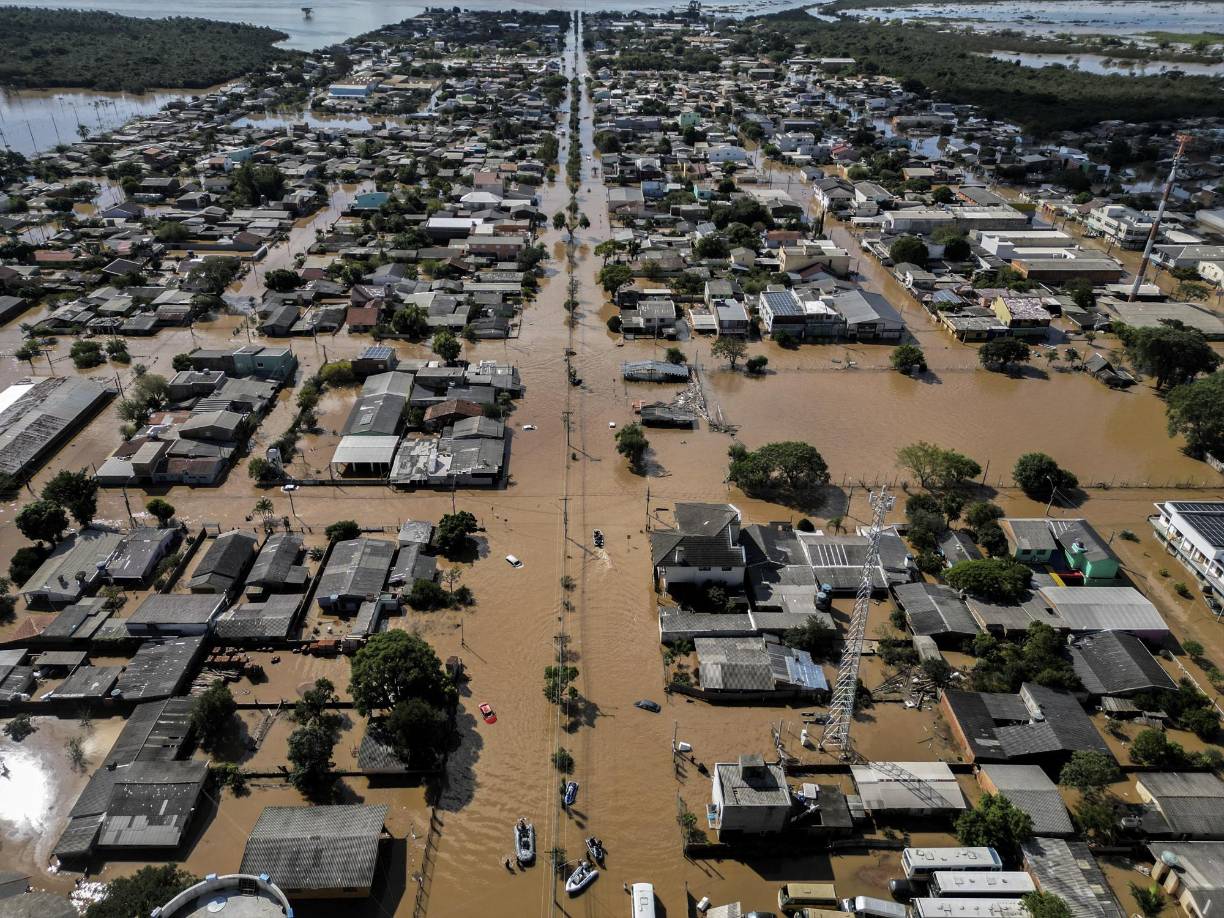 Brasil, Indonesia, Afganistán, Kenia..., distintas partes del planeta sufren desde hace días lluvias torrenciales e inundaciones que dejan centenares de muertos y cientos de miles de desplazados y que, según han explicado a EFE expertos ambientales, se ven agravadas por el mismo factor: el cambio climático.