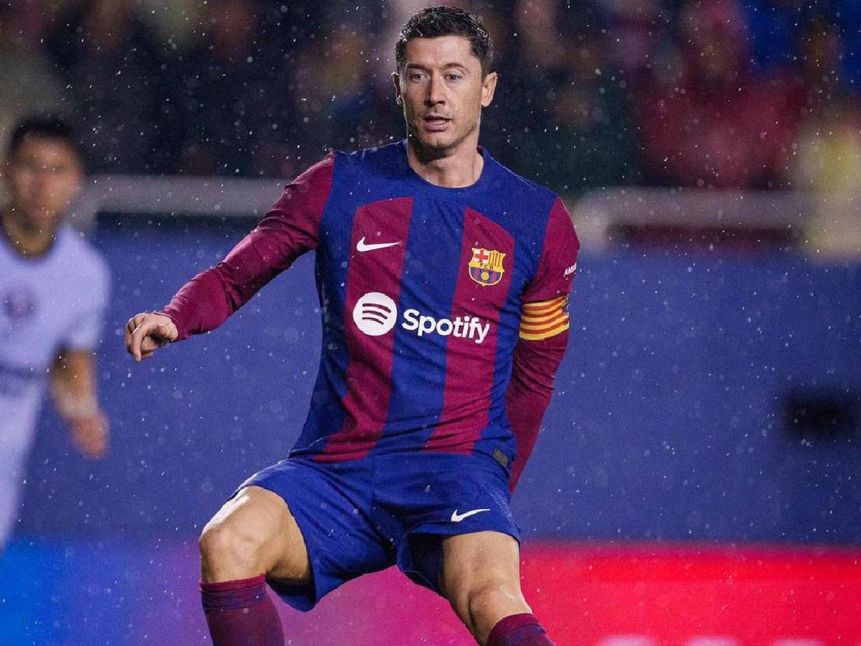 En su plan para la próxima temporada no figuraba, por ejemplo, Robert Lewandowski: el delantero ha sido pilar con los goles, ya que a pesar de su edad el rendimiento ha sido bueno. Xavi lo quería fuera.
