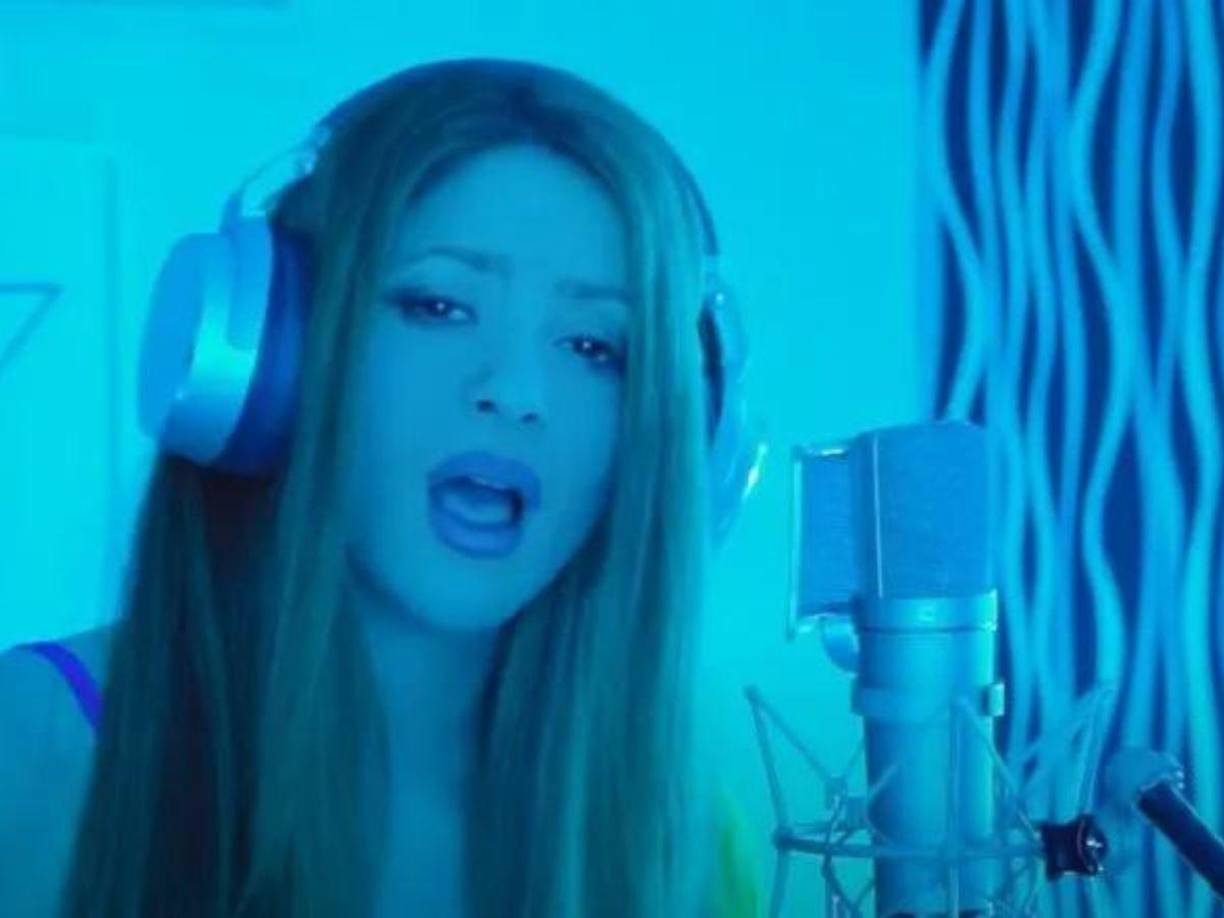 La periodista española compartió que un familiar directo de Gerard Piqué conversó con ella y le aseguró que la familia del futbolista no está nada contenta tras el estreno de su canción con Bizarrap.