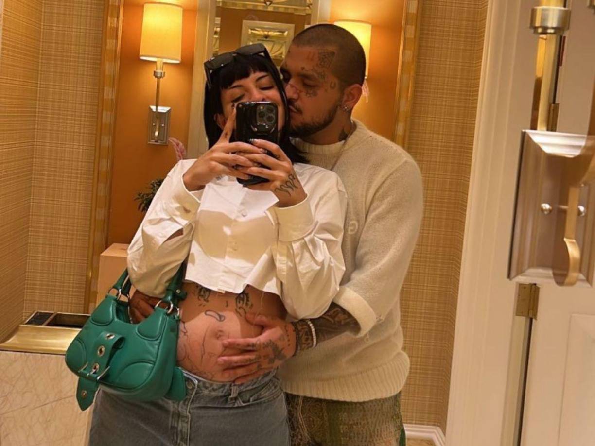 Meses después, Christian Nodal reveló emocionado que iban a tener una niña, incluso señaló que la fecha de nacimiento sería en septiembre y no en agosto como se había especulado, pero lo que más llamó la atención fue cuando reveló que se quitaría los tatuajes del rostro, pues no le gustaría que su bebé lo viera así.