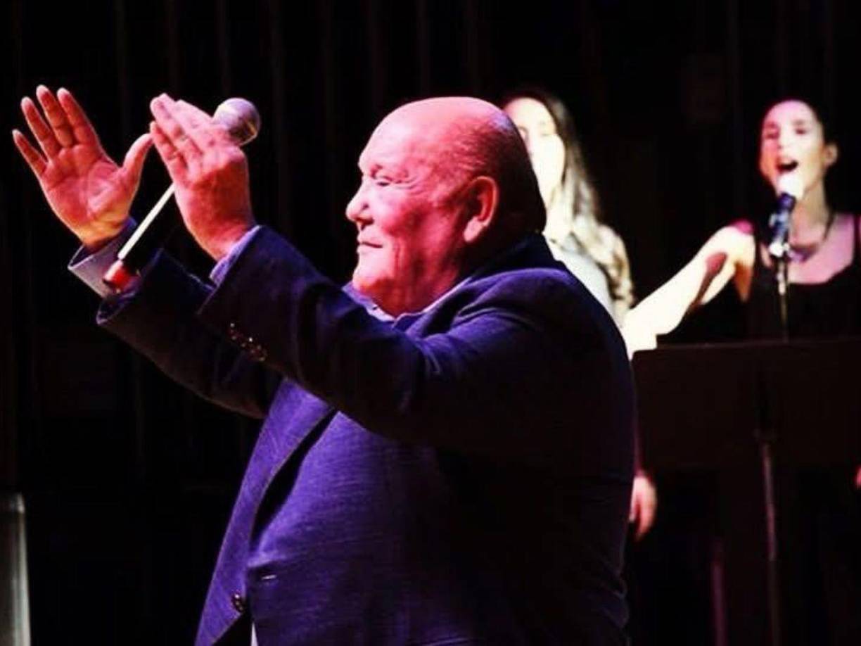 Leo Dan, nacido Leopoldo Dante Tévez el 22 de marzo de 1942 en Estación Atamisqui, Santiago del Estero, Argentina, fue un cantante, compositor y actor destacado en la música latinoamericana. A lo largo de su carrera, que abarcó más de seis décadas, produjo más de 70 álbumes en diversos países, como Argentina, Perú, Chile, Colombia, España y México.