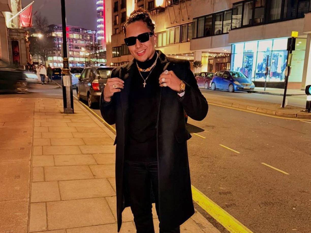 En este viaje, Davis Flow presuntamente habría asistido junto a sus amigos a un club nocturno y pagó y tocó a bailarinas exóticas.