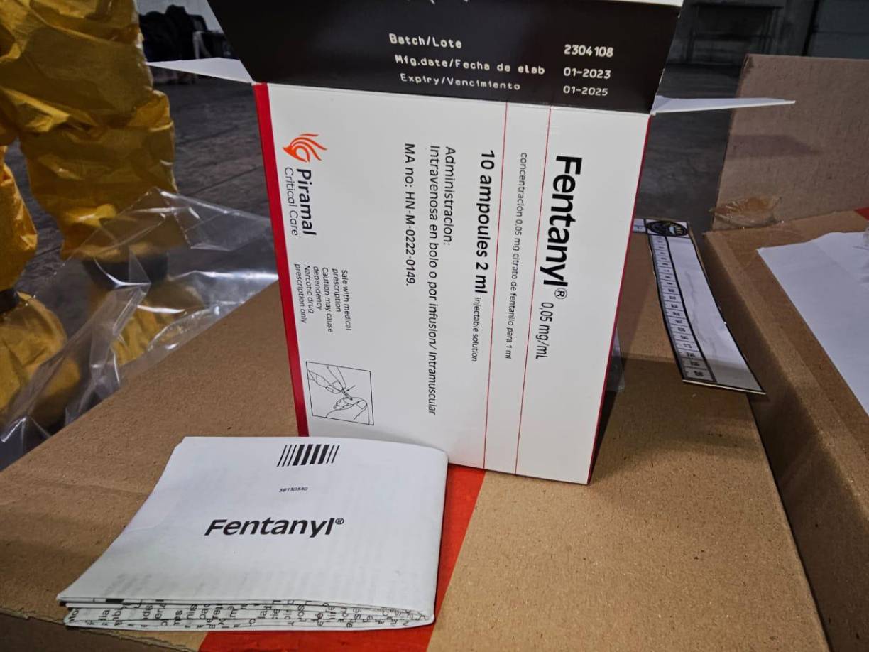 La información preliminar en poder de las autoridades establece que una empresa importó en octubre pasado un lote de fentanilo sin tener un permiso vigente y con una serie de inconsistencias en cuanto a la cantidad reportada, la documentación soporte y las regulaciones sanitarias requeridas.