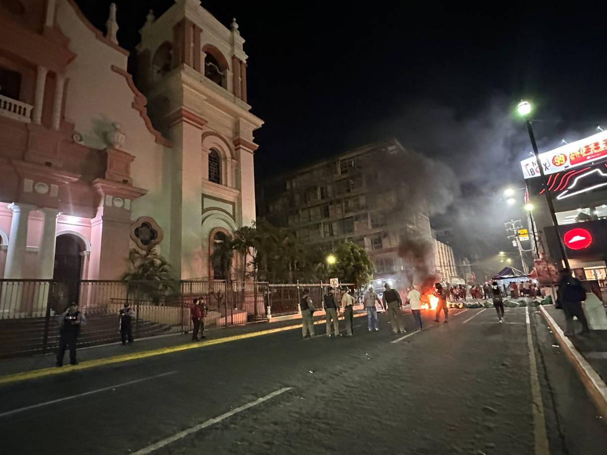 Por varias horas la tercera avenida desde la primera calle hasta la 3 calle suroeste permaneció cerrada. Los vendedores recurrieron a la quema de llantas mientras que la Policía Municipal y Nacional realizó lo correspondiente para dar seguridad a las personas. 