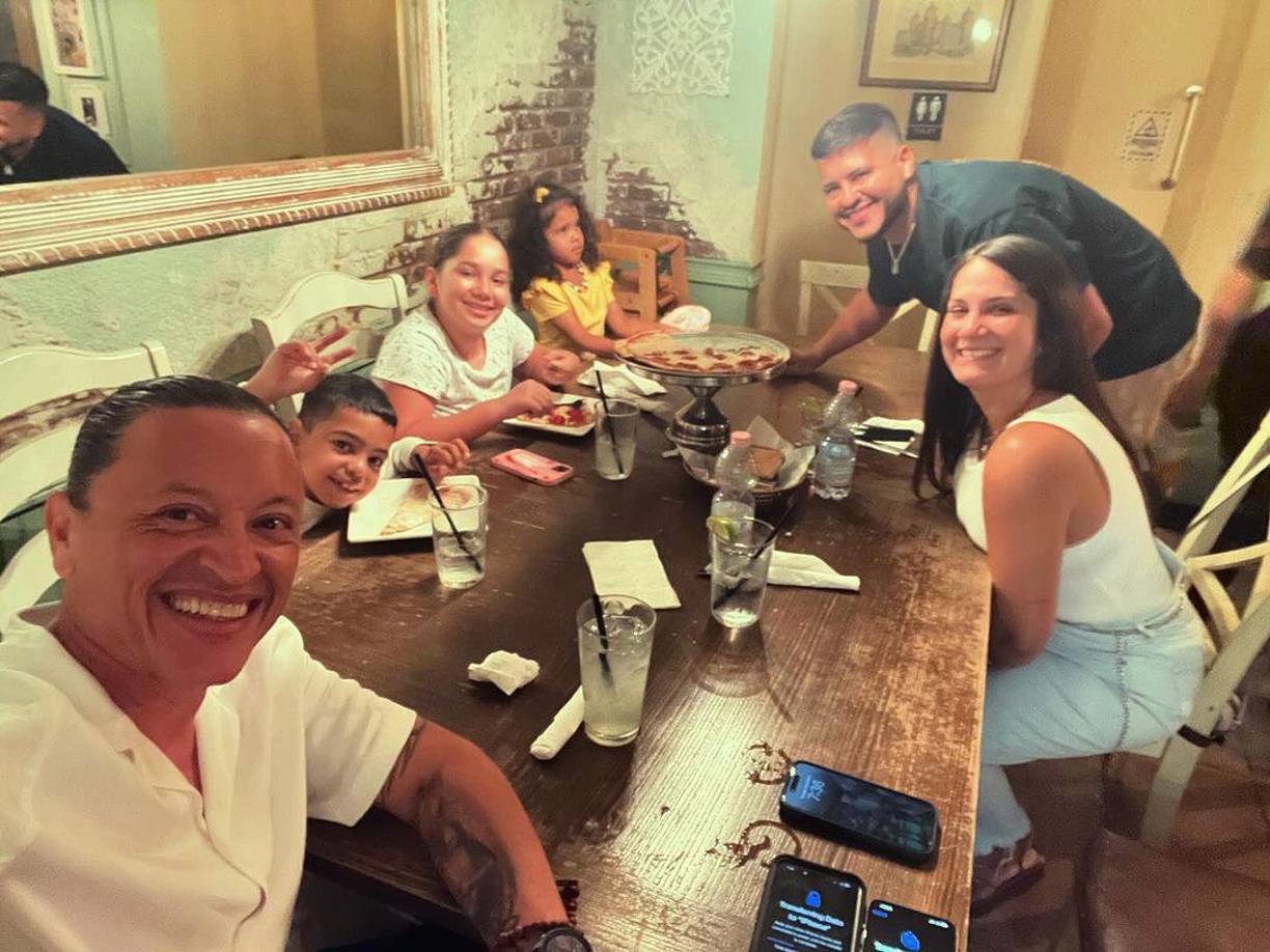 Luego de que se dio a conocer la noticia, el intérprete de éxitos como “Suavemente” y “Tu sonrisa” compartió una profunda y enigmática reflexión en sus historias de Instagram: “Cuando salgas de la tormenta no serás la misma persona que entró en ella. De eso se trata la tormenta”. En la foto, Elvis Crespo comparte con la familia de uno de sus hijos mayores.