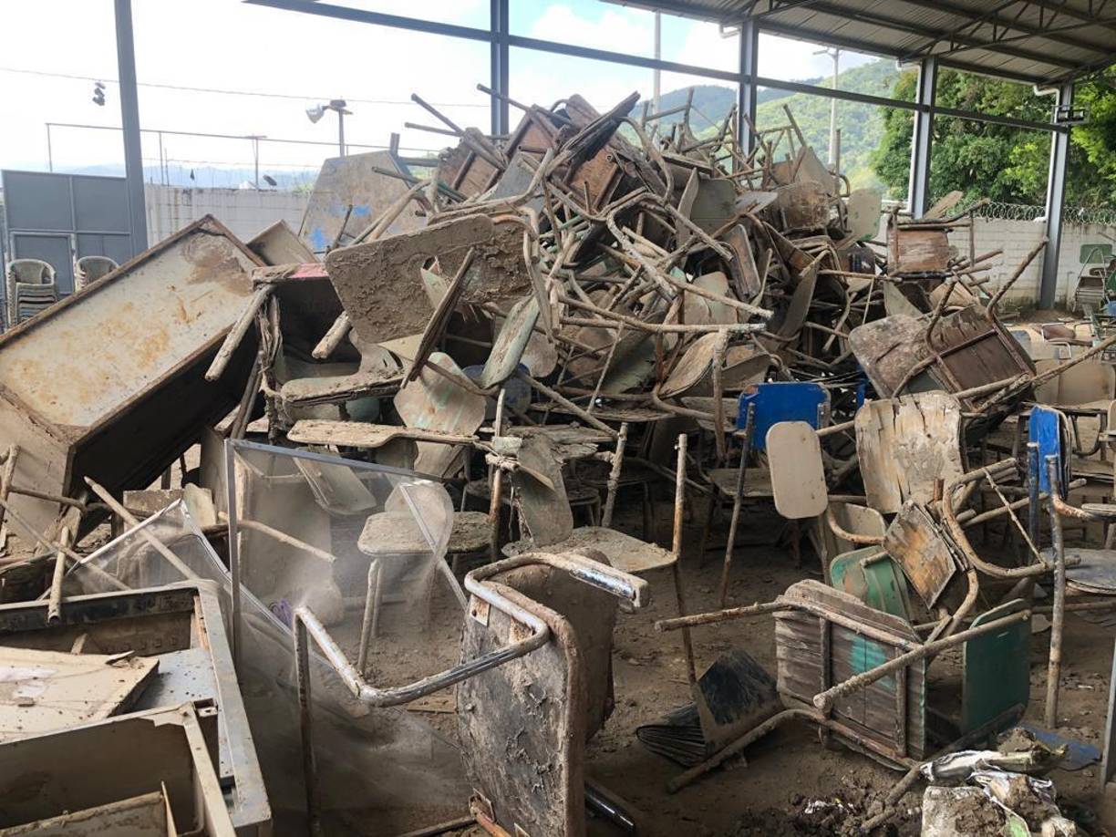 Todo estaba perdido y se comenzó con una limpieza gradual del establecimiento, así como el descarte de todo lo que era ya inutilizable.