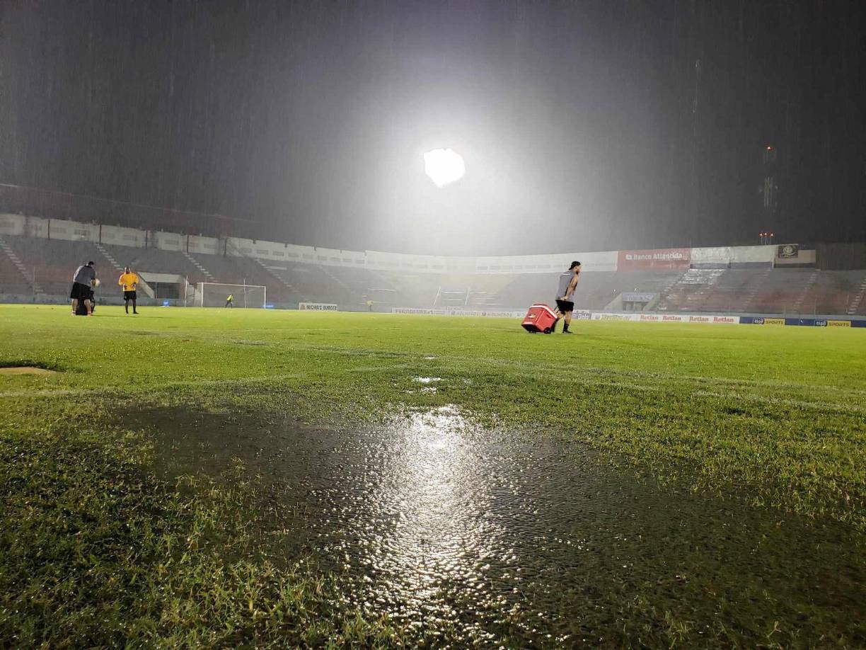 ¡Tremendo aguacero! Así lucía el Estadio Municipal Ceibeño minutos previos a recibir el choque entre los cocoteros y aurinegros. 