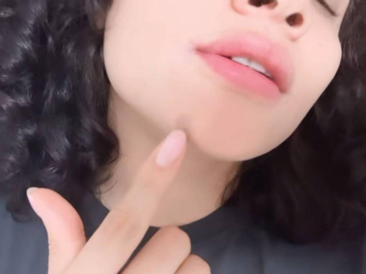 Ante esto, en sus redes sociales la llamada “Leona de Honduras” publicó historias en las que mostraba algunos lunares distintivos para demostrar que no es ella la del polémico video. 