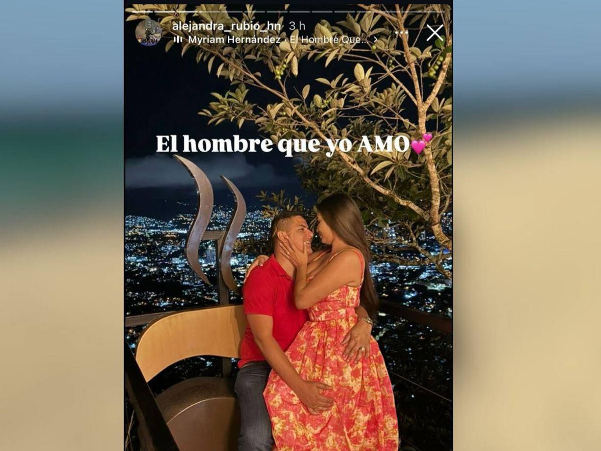Asimismo, subió otra historia donde se les ve muy enamorados y con el texto: “El hombre que yo amo”, título de una famosa canción que en diversas ocasiones Alejandra le ha cantado a su prometido. 