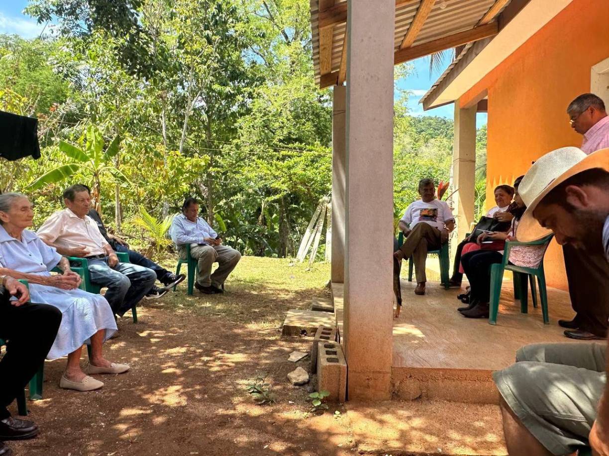 Su familia se reunió el pasado fin de semana en su vivienda y le partieron un pastel en honor a los cien años de vida. Actualmente vive al cuidado de su hijo Luis de 80 años de edad. 
