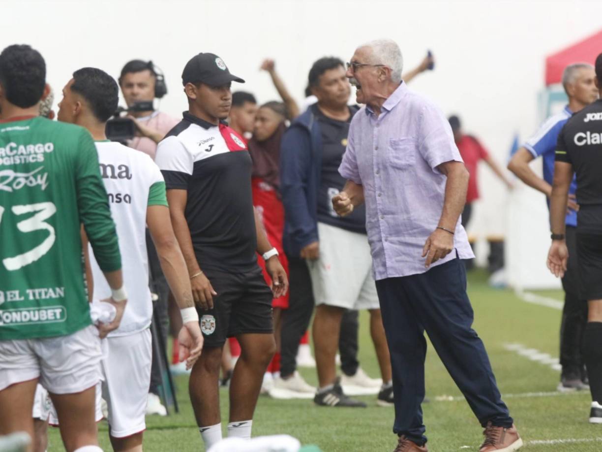 Manuel Keosseián, DT del Marathón, también se enfrentó a un aficionado del verde que estaba insultándole. 