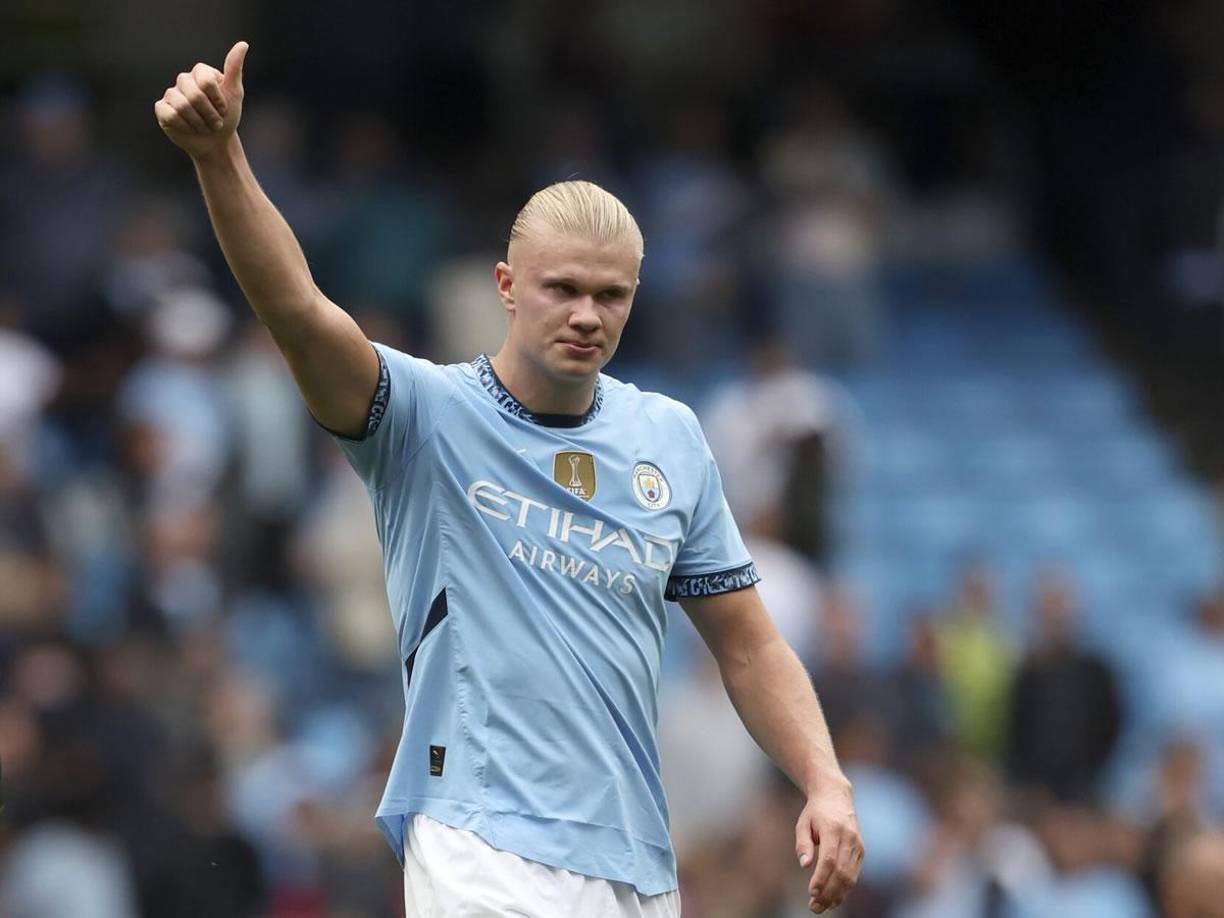 2. Erling Haaland - El delantero noruego no se ha cansado de romper todos los récords habidos y por haber en la Premier League. Es una pieza vital del Manchester City y, sin duda alguna, es el mejor nueve que hay en el mundo. Es un gran candidato para quedarse con el Balón de Oro el próximo año.