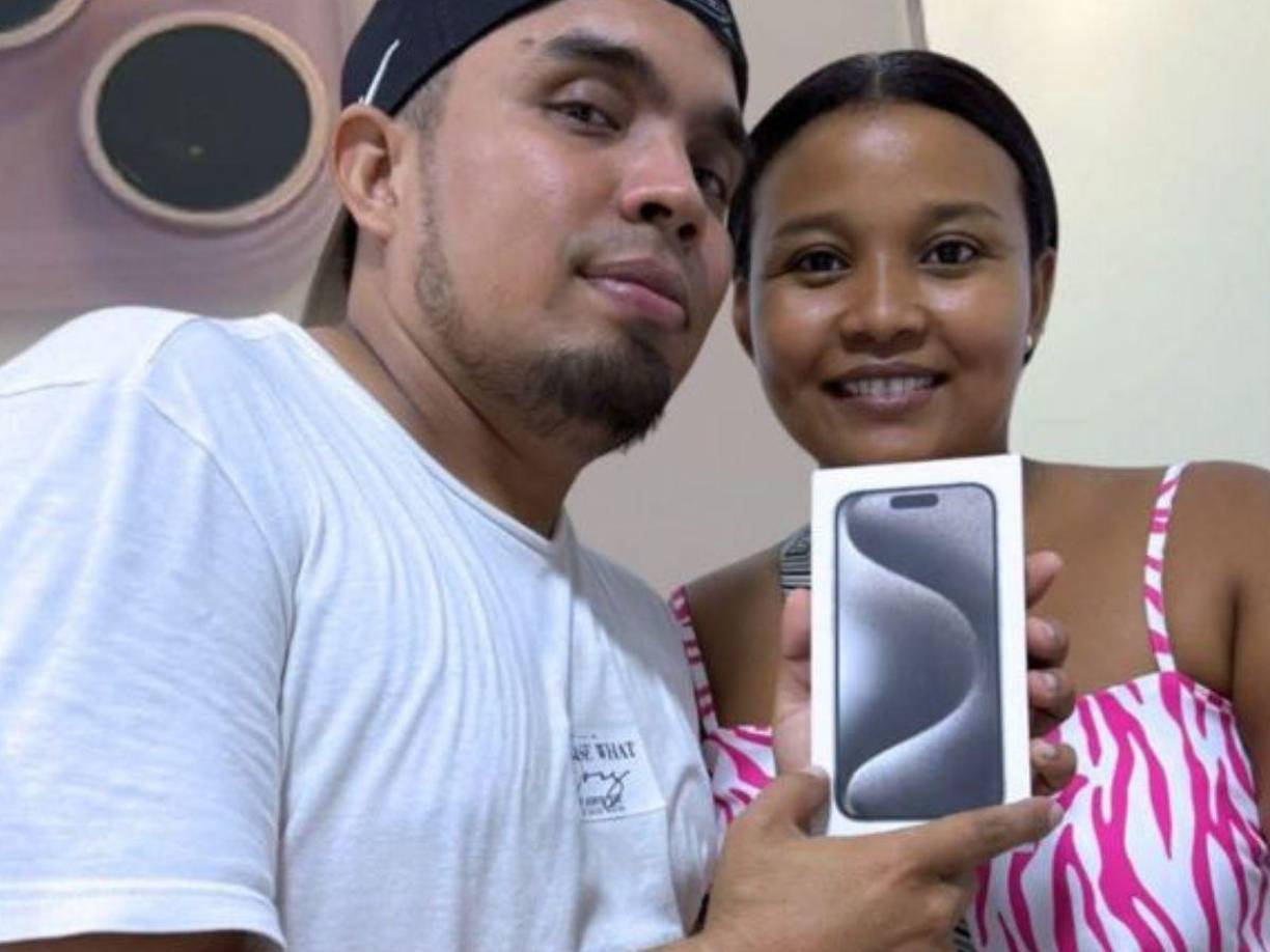 Los regalos son una parte común en las relaciones amorosas, es la etapa donde se regalan flores, chocolates, cartas de amor o peluches, hasta prendas de vestir, piezas de colección, artículos tecnológicos o incluso viajes. 