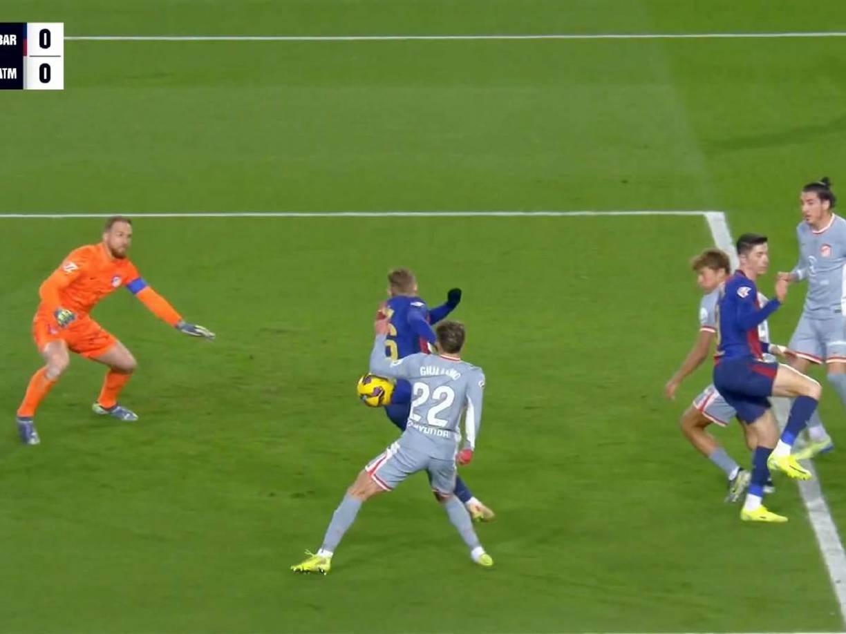 La primera polémica del encuentro llegó en el minuto 20. En el Barcelona reclamaron mano de Giuliano Simeone tras tocar con el brazo un centro lateral de Raphinha. .