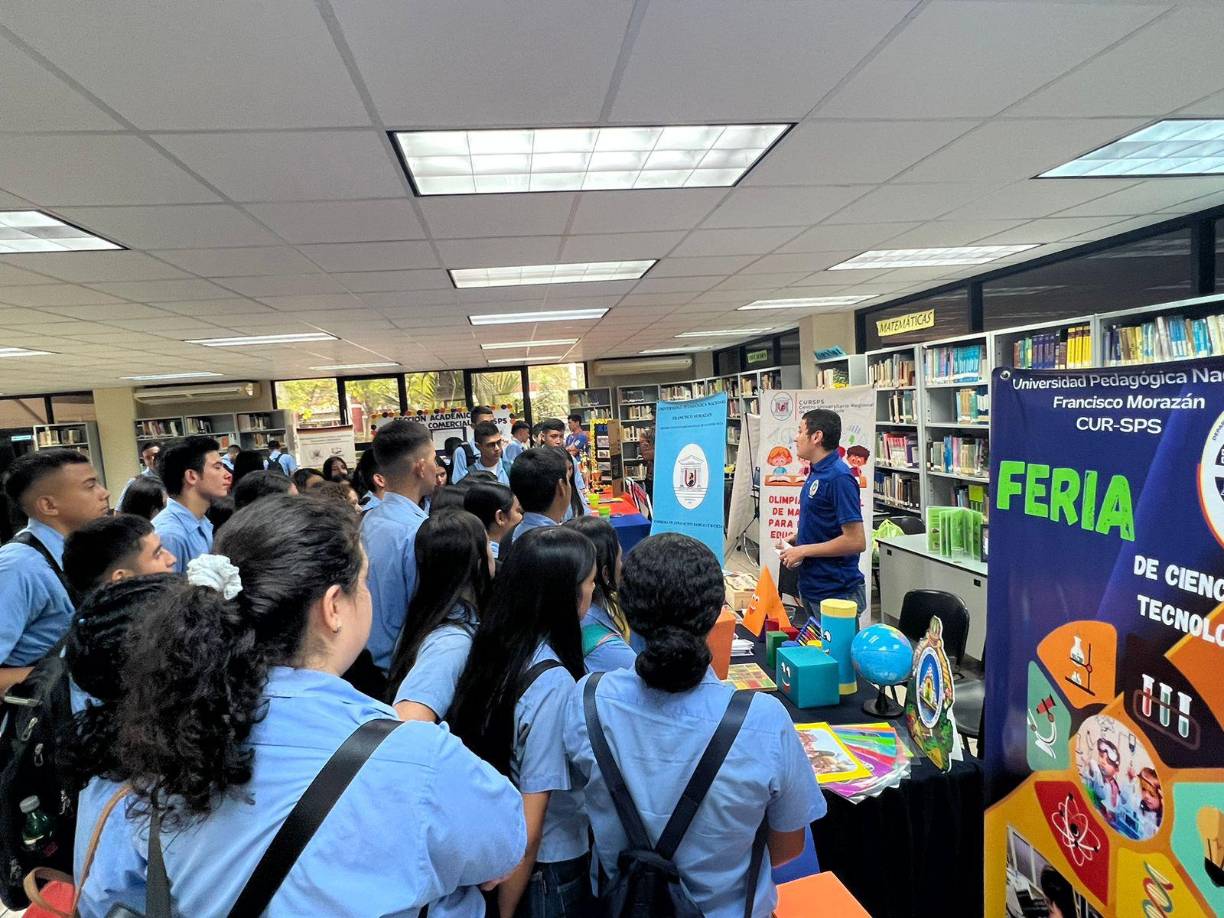 Estudiantes del Intae, José Trinidad Reyes y el Instituto Juan Alberto Melgar Castro fueron los primeros estudiantes en llegar a la feria vocacional, para ser atendidos por las diferentes carreras ofertadas en el campus de la Upnfm-SPS.