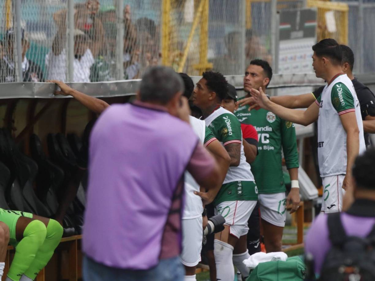 <b>Los jugadores Gerson Chávez y Cristian Sacaza</b> perdieron los estribos al lanzarle vasos a los hinchas que iniciaron la bronca.